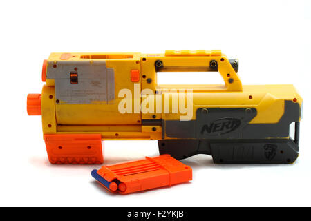 Pistolet Nerf - Déployer CS-6 un nerf Blaster est un pistolet jouet fabriqué par Hasbro qui tire des fléchettes en mousse, des disques, ou, dans certains cas, balles de mousse. T Banque D'Images