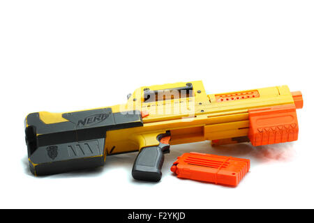 Pistolet Nerf - Déployer CS-6 un nerf Blaster est un pistolet jouet fabriqué par Hasbro qui tire des fléchettes en mousse, des disques, ou, dans certains cas, balles de mousse. T Banque D'Images