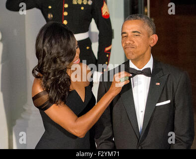 Washington DC, USA. 25 Septembre, 2015. La Première Dame Michelle Obama ajuste la cravate du Président des Etats-Unis, Barack Obama, qui se préparent à accueillir le président Xi Jinping de Chine et Madame Peng Liyuan à un dîner d'État en leur honneur sur le portique nord de la Maison Blanche à Washington, DC, le vendredi 25 septembre, 2015. Dpa : Crédit photo alliance/Alamy Live News Banque D'Images