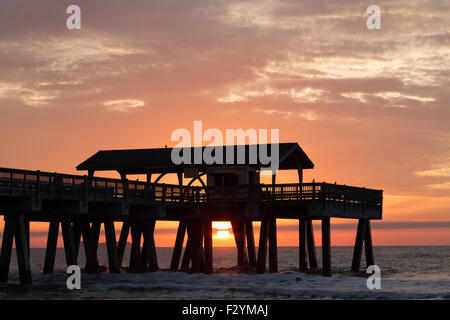 Une photographie d'un beau lever de Tybee Island dans la savane. Tybee Island est une île et de la ville dans le comté de Chatham, en Géorgie. Banque D'Images