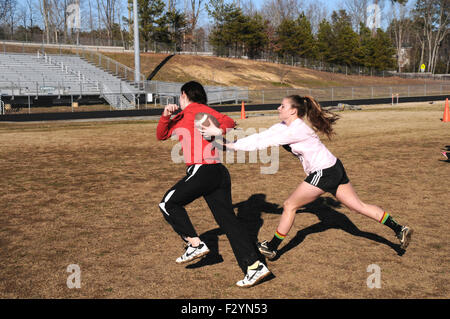 Les filles jouant le touch football Banque D'Images