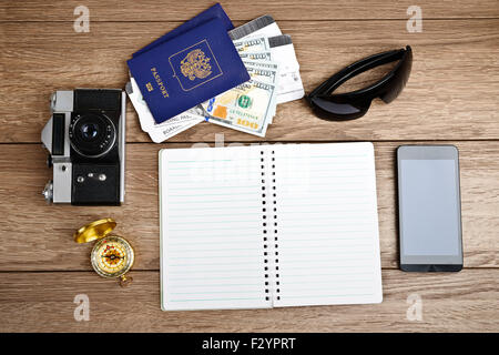 Les voyages d'affaires et tourisme concept : billets d'avion ou d'embarquement, les passeports, smartphone, boussole, appareil photo, lunettes vintage Banque D'Images