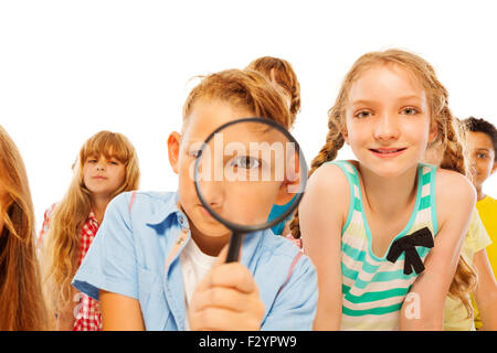 Heureux goys et les filles s'asseoir dans un groupe Banque D'Images