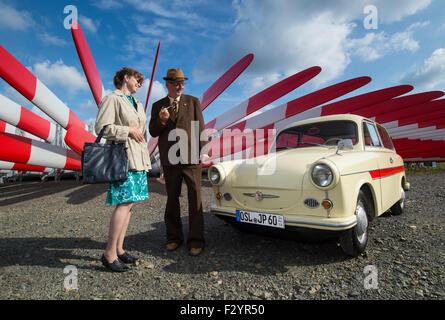 Dresden, Allemagne. 26 Sep, 2015. Carola Kuchinke et Joerg Pahlitzsch poser à côté de leur voiture Trabant P60 600 construit en 1963 en tant qu'ils prennent part à la 3e rallye Elbflorenz dans les locaux de l'entreprise Vestas dans Dresden, Allemagne, 26 septembre 2015. Environ 150 personnes ont participé au rallye de voitures classiques de Dresde à la partie sud de l'État allemand, le Brandebourg et l'arrière. Photo : PATRICK PLEUL/dpa/Alamy Live News Banque D'Images