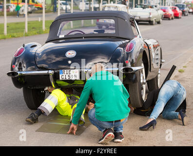 Dresden, Allemagne. 26 Sep, 2015. Un participant tente de résoudre un problème avec sa Corvette C1 voiture construite en 1959 alors qu'elle prend part à la 3ème Elbflorenz Rallye sur les locaux de l'entreprise Vestas dans Dresden, Allemagne, 26 septembre 2015. Environ 150 personnes ont participé au rallye de voitures classiques de Dresde à la partie sud de l'État allemand, le Brandebourg et l'arrière. Photo : PATRICK PLEUL/dpa/Alamy Live News Banque D'Images