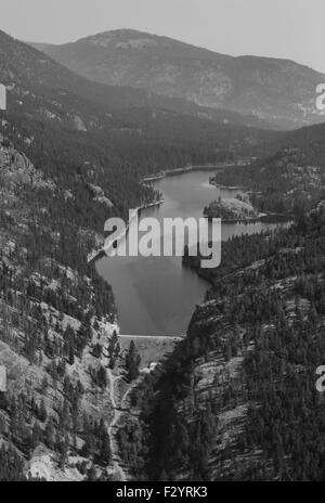Photographie aérienne prise dans la vallée de l'Okanagan, au Canada d'un réservoir et produite en noir et blanc. Banque D'Images
