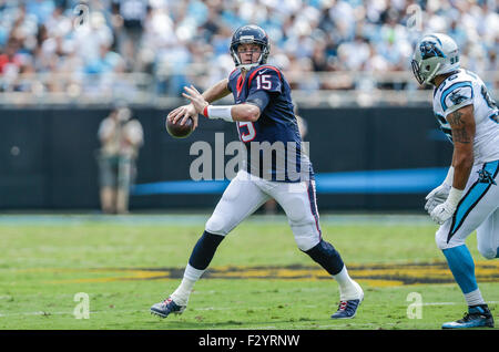 Le 20 septembre 2015 Charlotte, quart-arrière des Houston Texans Ryan Mallett # 15 ressemble à un déplacement vers le récepteur dans un match contre les Panthers de la Caroline le 20 septembre 2015, au stade Bank of America à Charlotte, Caroline du Nord. Les Panthère défait les Texans 19-10 .Margaret Bowles/CSM Banque D'Images