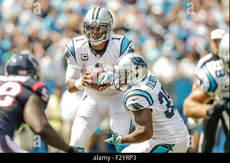 Le 20 septembre 2015 Charlotte, Caroline Panthère quarterback Cam Newton # 1 se prépare à main à Caroline panthère d'utiliser de nouveau Jonathan Stewart # 28 dans un match contre les Texans de Houston le 20 septembre 2015, au stade Bank of America à Charlotte, Caroline du Nord. Les Panthère défait les Texans 19-10 .Margaret Bowles/CSM Banque D'Images
