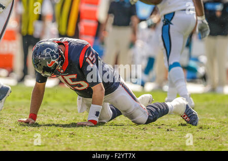 Le 20 septembre 2015 Charlotte, quart-arrière des Houston Texans Ryan Mallett # 15 se remet d'un sac dans un match contre les Panthers de la Caroline le 20 septembre 2015, au stade Bank of America à Charlotte, Caroline du Nord. Les Panthère défait les Texans 19-10 .Margaret Bowles/CSM Banque D'Images