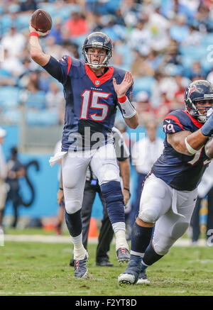 Le 20 septembre 2015 Charlotte, quart-arrière des Houston Texans Ryan Mallett # 15 downfield jette à un récepteur dans un match contre les Panthers de la Caroline le 20 septembre 2015, au stade Bank of America à Charlotte, Caroline du Nord. Les Panthère défait les Texans 19-10 .Margaret Bowles/CSM Banque D'Images