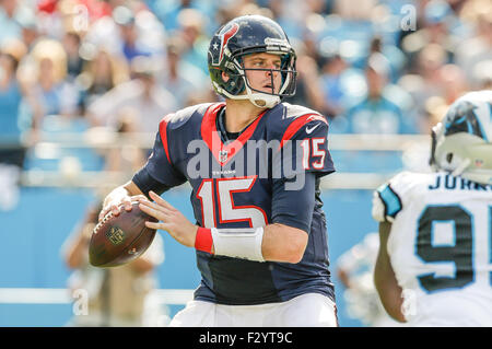 Le 20 septembre 2015 Charlotte, quart-arrière des Houston Texans Ryan Mallett # 15 ressemble à un déplacement vers le récepteur dans un match contre les Panthers de la Caroline le 20 septembre 2015, au stade Bank of America à Charlotte, Caroline du Nord. Les Panthère défait les Texans 19-10 .Margaret Bowles/CSM Banque D'Images