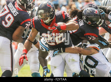 Le 20 septembre 2015 Charlotte, running back des Houston Texans Polk # 22 Chris trouve un trou dans la ligne défensive dans un match contre les Panthers de la Caroline le 20 septembre 2015, au stade Bank of America à Charlotte, Caroline du Nord. Les Panthère défait les Texans 19-10 .Margaret Bowles/CSM Banque D'Images