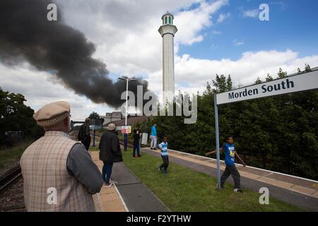 Morden, à l'ouest de Londres, Royaume-Uni, le 26 septembre, 2015. Incendie de la mosquée de Londres : plus de 70 pompiers combattre le brasier. Morden, à l'ouest de Londres, Royaume-Uni, le 26 septembre, 2015. Dix camions de pompiers envoyés à la mosquée Baitul Futuh, dans le sud de Londres pour assister à l'incendie de Morden, du Sud à l'ouest de Londres, Royaume-Uni © Jeff Gilbert/Alamy Live News Crédit : Jeff Gilbert/Alamy Live News Banque D'Images