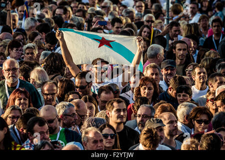 Barcelone, Espagne. 25 Septembre, 2015. Un partisan pro-indépendance soulève un drapeau indépendantiste galicienne durant la campagne finale rallye pour les élections d'autonome de Catalogne la contre-partie de liste électorale 'Junts pel Si' (ensemble pour le oui) Credit : matthi/Alamy Live News Banque D'Images