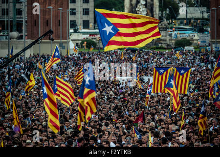 Barcelone, Espagne. 25 Septembre, 2015. Des milliers de partisans de l'indépendance de la partie "liste électorale Junts pel Si' (ensemble pour le oui) remplir l'Avenue Maria Cristina, agitaient des drapeaux au cours de la campagne finale rallye pour les élections autonome de Catalogne : Crédit matthi/Alamy Live News Banque D'Images