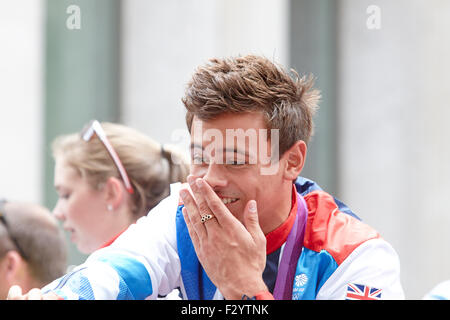 Diver Tom Daley réagit pendant les Jeux olympiques et paralympiques d'défilé des athlètes à travers le centre de Londres Banque D'Images