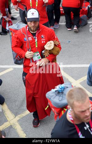 Leeds, UK. 26 Sep, 2015. Coupe du Monde de Rugby. L'Italie contre le Canada. Un joueur canadien avec mascotte. Credit : Action Plus Sport/Alamy Live News Banque D'Images