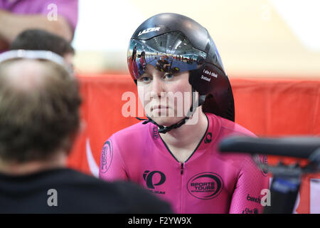 Manchester, UK. 26 sep, 2015. Katie archibald se prépare elle-même avant la compétition dans la poursuite par équipe féminine à la voie nationale 2015 british cycling championships au centre national de cyclisme à Manchester, au Royaume-Uni. l'événement annuel offre une occasion unique pour le public de voir les cyclistes de classe mondiale en compétition pour le prix convoité champions britanniques autographiés. crédit : Ian hinchliffe/Alamy live news Banque D'Images