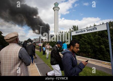 Morden, à l'ouest de Londres, Royaume-Uni, le 26 septembre, 2015. Incendie de la mosquée de Londres : plus de 70 pompiers combattre le brasier. Morden, à l'ouest de Londres, Royaume-Uni, le 26 septembre, 2015. Dix camions de pompiers envoyés à la mosquée Baitul Futuh, dans le sud de Londres pour assister à l'incendie de Morden, du Sud à l'ouest de Londres, Royaume-Uni © Jeff Gilbert/Alamy Live News Crédit : Jeff Gilbert/Alamy Live News Banque D'Images