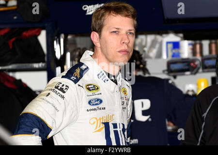 Loudon, NH USA. 26 Sep, 2015. Le pilote de la série Sprint Cup Brad Keselowski (2) attend dans le garage pendant un matin, en préparation de la Coupe Sprint NASCAR Sylvania 300 race tenue au New Hampshire Motor Speedway, à Loudon, New Hampshire. Eric Canha/CSM/Alamy Live News Banque D'Images