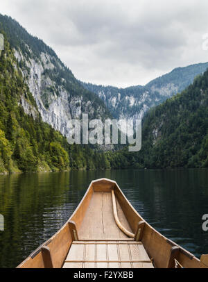 L'avant d'un vieux bateau autrichien sur un lac et des collines et montagnes dans le lointain. Banque D'Images