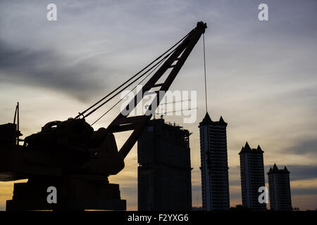 Crane sur la construction à Bangkok au coucher du soleil. Banque D'Images