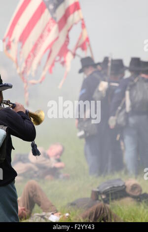 Guerre civile reenactor confédéré blessé allongé en face de l'article Union Européenne reenactors à l'anniversaire de la 150e bataille de Ge Banque D'Images