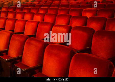 Des rangées de chaises rouges à l'intérieur d'un théâtre avec copie espace Banque D'Images