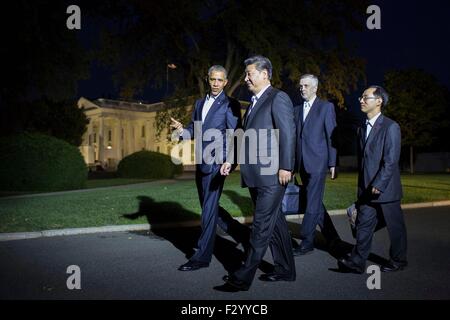 Washington DC, USA. 25 Septembre, 2015. Le président américain Barack Obama a un secteur à pied avec le président chinois Xi Jinping après leur dîner à la Maison Blanche le 25 septembre 2015 à Washington, DC. Banque D'Images