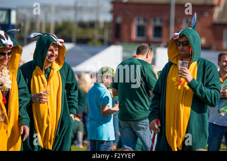 Eastside Park Birmingham, UK, samedi 26 septembre 2015. Fans de Rugby d'Afrique du Sud le soleil brille à la fan zone avant la piscine B Rugby match de Coupe du Monde Afrique du Sud v Samoa à Villa Park Crédit : David Holbrook/Alamy Live News Banque D'Images