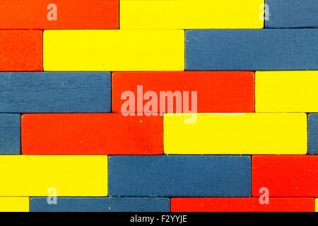Rouge, Bleu, Jaune blocs jouet en bois en arrière-plan Banque D'Images