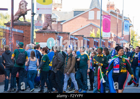 Birmingham, UK, samedi 26 septembre 2015. Fans de rugby à l'approche de la Villa Du Parc Terrain de football avant la piscine B Rugby match de Coupe du Monde Afrique du Sud v Samoa Crédit : David Holbrook/Alamy Live News Banque D'Images