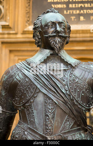 Statue de la très honorable, le 3e comte de Pembroke, KG, PC - William Herbert - à la Bodleian Library, Oxford. UK. Banque D'Images