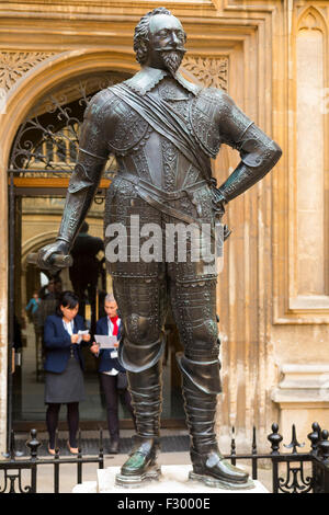 Statue de la très honorable, le 3e comte de Pembroke, KG, PC - William Herbert - à la Bodleian Library, Oxford. UK. Banque D'Images