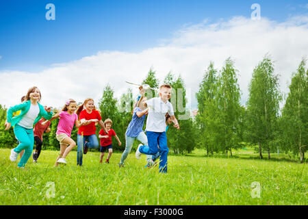 Garçon aux grands enfants et jouets avion derrière Banque D'Images
