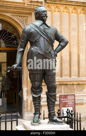 Statue de la très honorable, le 3e comte de Pembroke, KG, PC - William Herbert - à la Bodleian Library, Oxford. UK. Banque D'Images