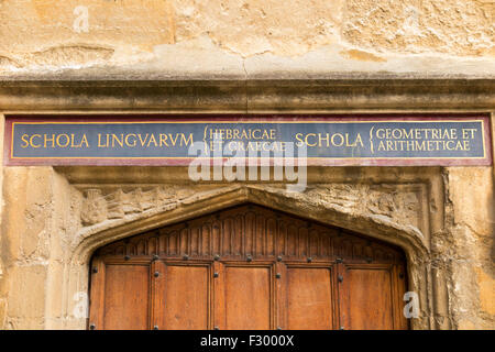 Ancienne école porte de Quadrangle Schola Lingvarvm (langue scolaire) Geometriae (géométrie)Bodleian Library Oxford University Banque D'Images