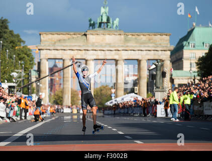 Berlin, Allemagne. 26 Sep, 2015. Bart Balance de Belgique prend la première place dans le 42e marathon de patinage en ligne de Berlin à Berlin, Allemagne, 26 septembre 2015. Photo : Bernd VON JUTRCZENKA/DPA/Alamy Live News Banque D'Images