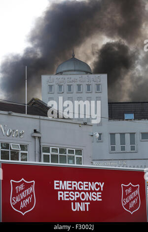 Morden, à l'ouest de Londres, Royaume-Uni, le 26 septembre, 2015. Morden, à l'ouest de Londres, Royaume-Uni, le 26 septembre, 2015. Morden, à l'ouest de Londres, Royaume-Uni, le 26 septembre, 2015. L'image montre un grand feu à l'incendie de la mosquée de Morden, London, UK Crédit : Jeff Gilbert/Alamy Live News Banque D'Images