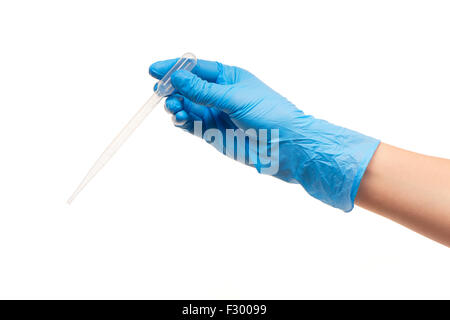 Close up de la main du médecin en bleu les gants chirurgicaux stériles en plastique blanc avec compte-gouttes médical contre fond blanc Banque D'Images