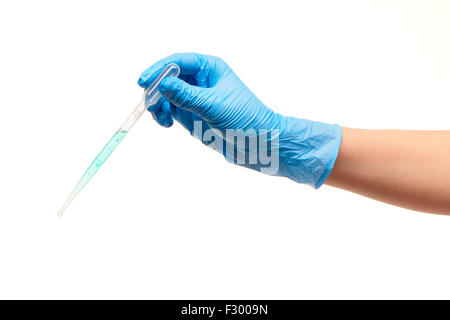 Close up de la main du médecin en bleu les gants chirurgicaux stériles en plastique blanc avec compte-gouttes médical rempli de drogues bleu agai Banque D'Images