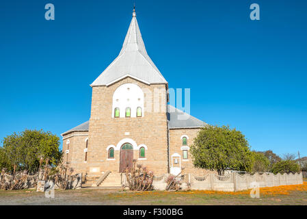 L'Église Réformée hollandaise dans Kamieskroon dans la région de Namaqualand de l'Afrique du Sud a été construit avec du granit et achevé en 1924 Banque D'Images