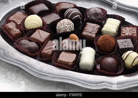 Assortiment de chocolat sur le plat en étain Banque D'Images