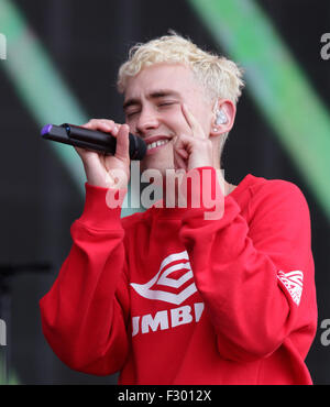 Londres, ANGLETERRE - 21 juin : la chanteuse Olly Alexander de Ans et ans sur scène à l'heure d'été britannique concert, Hyde Park, le Mar Banque D'Images