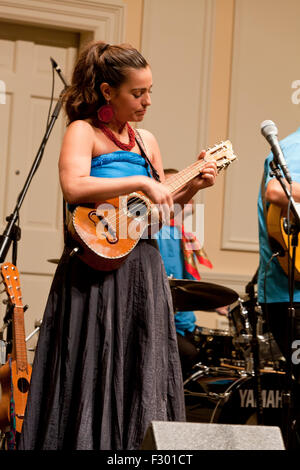 Mexican woman playing vihuela (timple Canario) sur la scène - USA Banque D'Images