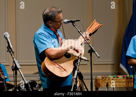 Homme jouant de la guitare 12 cordes sur scène mexicaine - USA Banque D'Images