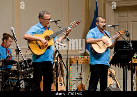 Les joueurs de guitare classique espagnole sur la scène - USA Banque D'Images