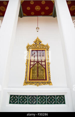 Dans la fenêtre Loha Prasat(Wat Ratchanada) Metal palais à Bangkok en Thaïlande Banque D'Images