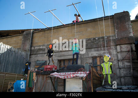 Dismaland la stupéfaction, Parc, organisé par Banksy . Fly, marionnettes Théâtre pointe fabriqués à partir de déchets, par Paul et le souffle d'insectes Banque D'Images