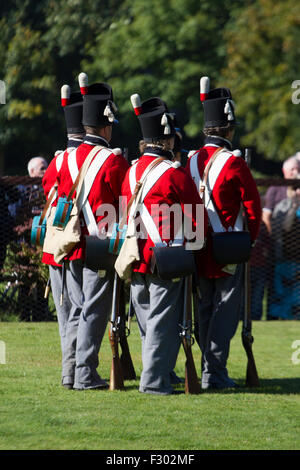 Crosby, Liverpool, Merseyside. UK 26 Septembre, 2015. Bataille de Waterloo reconstitution et les commémorations du 200e anniversaire. Le canton a célébré le bicentenaire de la bataille d'authentiques acteurs armés de fusils et de munitions, et vêtus d'uniformes de la période re-enacting comment la bataille se déroulait. L'événement organisé dans 'Potter's Barn Park" a réuni des centaines de sections locales afin de voir la bataille après que la ville a été nommée. Dans les bâtiments y compris dans la classe II-énumérés Potters Barn bâtiments du parc, sont des répliques de ceux trouvés dans la région de Waterloo, en Belgique. Credit : Cernan Elias/Alamy vivre Banque D'Images